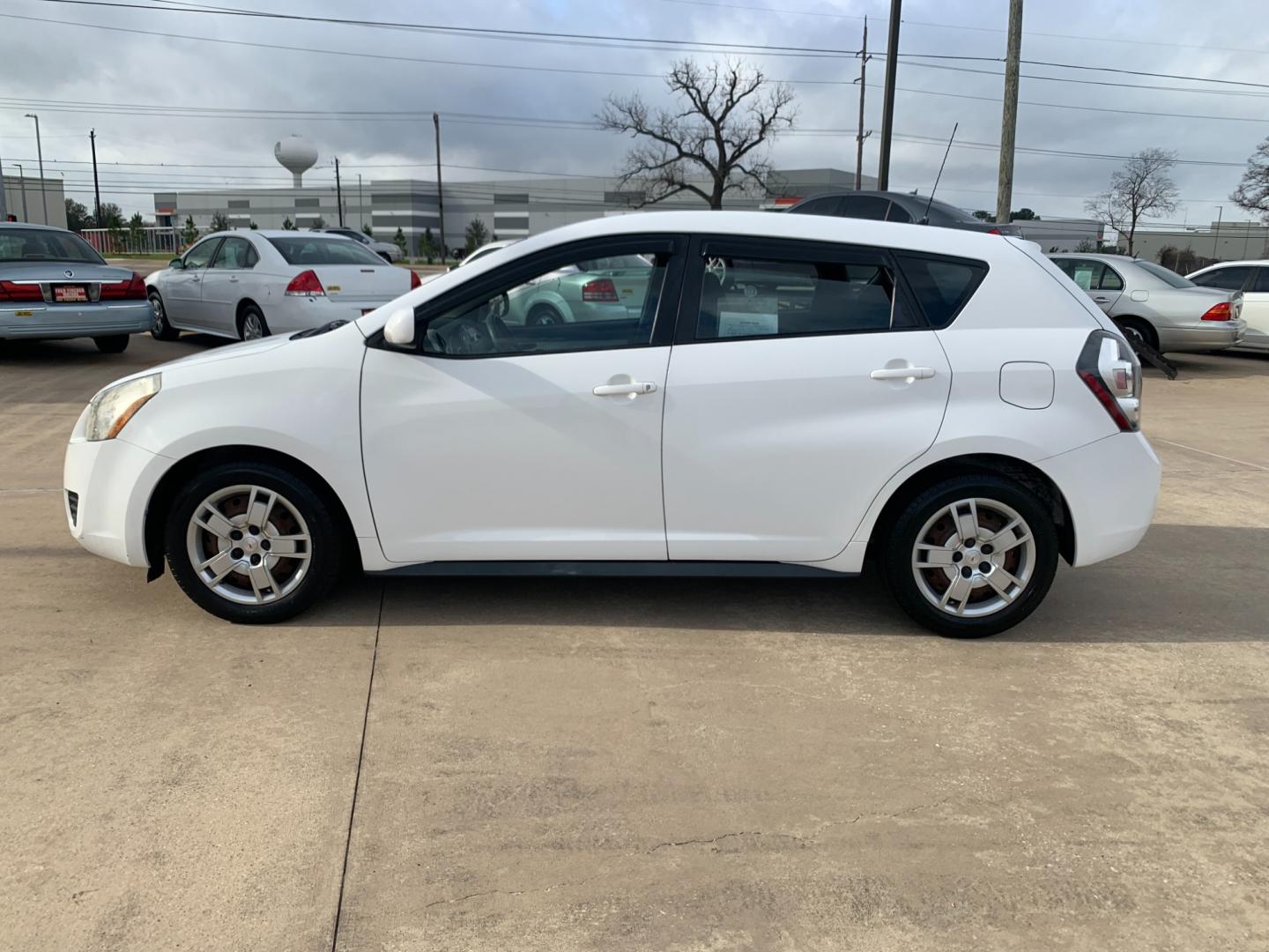 2009 white /black Pontiac Vibe 2.4L (5Y2SP67059Z) with an 2.4L L4 DOHC 16V engine, 4-Speed Automatic Overdrive transmission, located at 14700 Tomball Parkway 249, Houston, TX, 77086, (281) 444-2200, 29.928619, -95.504074 - Photo#3